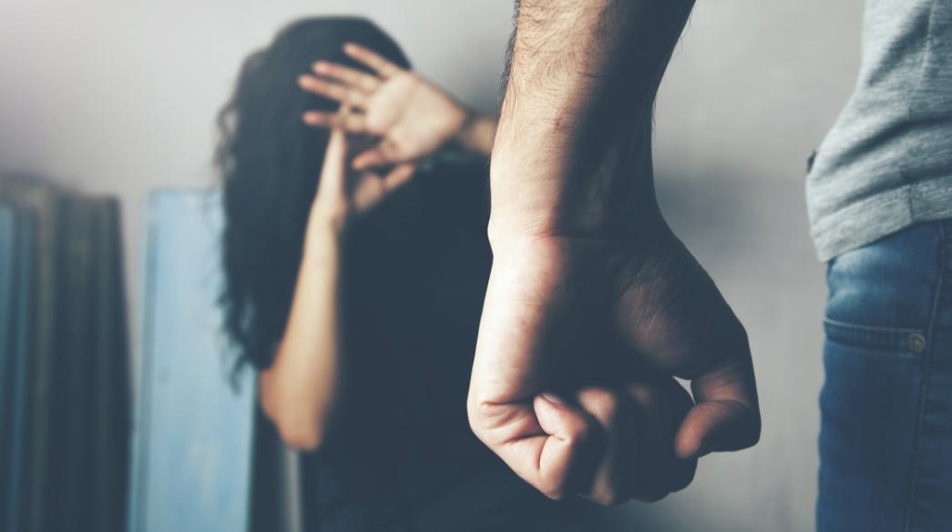Ξυλοκόπησε τη γυναίκα του μπροστά στα 4 ανήλικα παιδιά τους